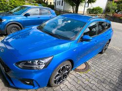 Blau Gebraucht 2020 Ford Focus Kombi | 17.200 € (Fairer Preis)