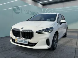 Weiß Gebraucht 2024 BMW 218 Active Tourer Van / Kleinbus | 38.399 € (Teuer)