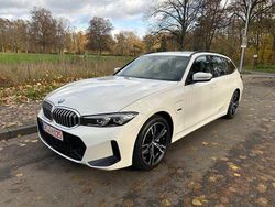 Weiß Gebraucht 2022 BMW 320e M Sport Kombi | 29.800 € (Etwas zu teuer)