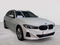 Alpinweiß Gebraucht 2022 BMW 330e Sport Line Kombi | 31.390 € (Guter Preis)