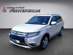Weiß Gebraucht 2016 Mitsubishi Outlander Top SUV | 13.990 € (Etwas zu teuer)