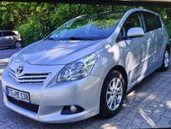 Silber Gebraucht 2011 Toyota Verso Executive Van / Kleinbus | 8.700 € (Fairer Preis)