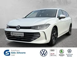 Weiß Gebraucht 2024 VW Passat Elegance Kombi | 38.550 € (Guter Preis)