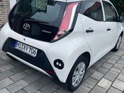 Weiß Gebraucht 2017 Toyota Aygo Kleinwagen | 6.490 € (Guter Preis)