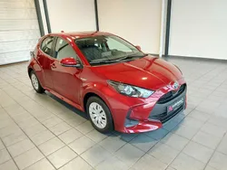 Rot Gebraucht 2021 Toyota Yaris Hybrid Comfort Limousine | 16.590 € (Fairer Preis)