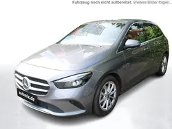 Mountaingrau met. Gebraucht 2022 Mercedes B200 Progressive Van / Kleinbus | 28.900 € (Fairer Preis)