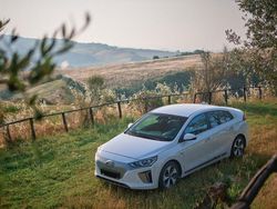 Weiß Gebraucht 2018 Hyundai Ioniq Premium Kleinwagen | 12.800 € (Fairer Preis)