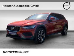 Rot (fusion red metallic) Gebraucht 2023 Volvo V60 CC Plus Kombi | 47.890 € (Teuer)