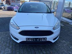 Weiß Gebraucht 2015 Ford Focus Trend Limousine | 9.490 € (Fairer Preis)