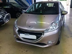 Andere farbe metallic Gebraucht 2012 Peugeot 208 Kleinwagen | 5.555 €