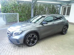 Grau Gebraucht 2018 Mercedes GLA220 Urban SUV | 24.800 € (Fairer Preis)