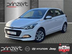 Polar white / sol Gebraucht 2017 Hyundai i20 Classic Limousine | 8.770 € (Etwas zu teuer)