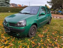 Grün Gebraucht 2001 Renault Clio II Limousine | 2.000 € (Fairer Preis)