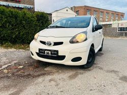 Weiß Gebraucht 2012 Toyota Aygo Basis Kleinwagen | 2.850 € (Guter Preis)