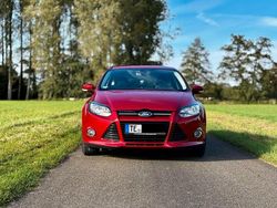 Rot Gebraucht 2011 Ford Focus Titanium Limousine | 6.200 € (Fairer Preis)