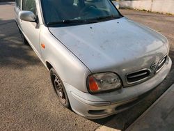 Silber Gebraucht 2001 Nissan Micra Kleinwagen | 600 € (Guter Preis)