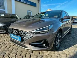 Silky bronze / met Gebraucht 2022 Hyundai i30 Limousine | 17.880 € (Fairer Preis)