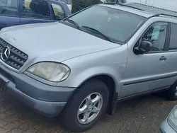 Silber Gebraucht 2002 Mercedes ML320 SUV | 1.350 € (Superpreis)