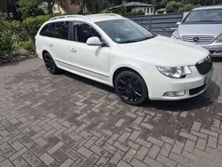 Weiß Gebraucht 2011 Skoda Superb Family Kombi | 5.900 €