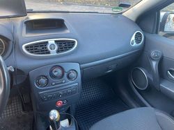 Silber Gebraucht 2011 Renault Clio II Dynamique Limousine | 2.900 € (Fairer Preis)