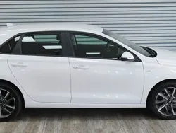 Serenity white Gebraucht 2024 Hyundai i30 Trend Limousine | 21.990 € (Superpreis)