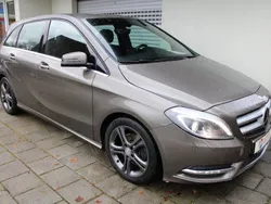 Grau Gebraucht 2013 Mercedes B180 Van / Kleinbus | 10.950 € (Fairer Preis)