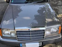 Braun Gebraucht 1990 Mercedes E250 Limousine | 9.499 €