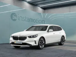 Weiß Gebraucht 2024 BMW 520 M Sport Kombi | 56.749 € (Fairer Preis)