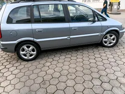 Grau Gebraucht 2005 Opel Zafira Van / Kleinbus | 2.300 € (Fairer Preis)