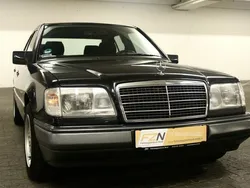 Schwarz metallic Gebraucht 1994 Mercedes E200 Limousine | 15.990 €
