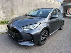 Grau Gebraucht 2022 Toyota Yaris Hybrid Team Limousine | 17.800 € (Guter Preis)