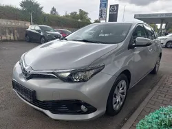 Silber Gebraucht 2016 Toyota Auris Comfort Limousine | 11.889 € (Fairer Preis)