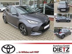 Grau Gebraucht 2024 Toyota Yaris Hybrid Team Limousine | 23.880 € (Fairer Preis)