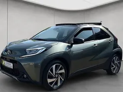Cardamon green metallic/ night sky black Gebraucht 2022 Toyota Aygo X-plore Kleinwagen | 17.980 € (Teuer)