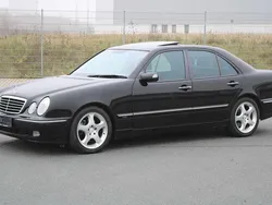 Schwarz Gebraucht 2001 Mercedes E320 Avantgarde Limousine | 18.990 €