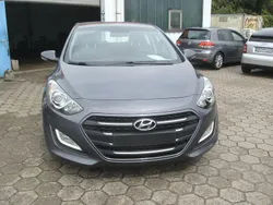 Grau Gebraucht 2015 Hyundai i30 Trend Limousine | 6.900 € (Etwas zu teuer)