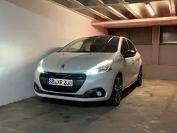 Weiß Gebraucht 2018 Peugeot 208 Allure GT-Line Kleinwagen | 12.200 € (Fairer Preis)