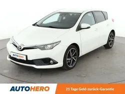 Weiß Gebraucht 2017 Toyota Auris Edition-S Limousine | 13.230 € (Etwas zu teuer)