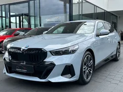 Grau Gebraucht 2024 BMW 520 M Sport Kombi | 55.890 € (Guter Preis)