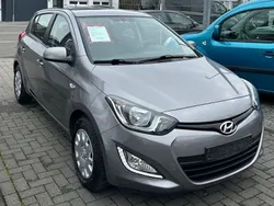 Grau Gebraucht 2013 Hyundai i20 Limousine | 6.450 € (Teuer)
