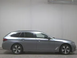 Grau Gebraucht 2023 BMW 520 Performance Kombi | 30.480 € (Superpreis)