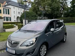 Grau Gebraucht 2011 Opel Meriva Van / Kleinbus | 4.000 € (Etwas zu teuer)