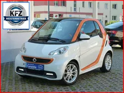 Weiß / orange Gebraucht 2013 Smart ForTwo Coupé Kleinwagen | 7.390 € (Fairer Preis)