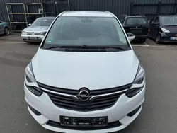 Weiß Gebraucht 2019 Opel Zafira Tourer Van / Kleinbus | 9.799 €