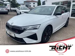 Moonweiss metallic Gebraucht 2024 Skoda Octavia RS Kombi | 36.960 € (Guter Preis)