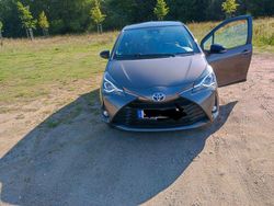 Grau Gebraucht 2019 Toyota Yaris Hybrid Style Limousine | 14.300 € (Guter Preis)
