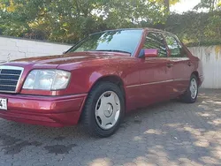 Rot Gebraucht 1995 Mercedes E220 Limousine | 15.999 €