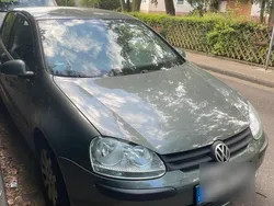 Grün Gebraucht 2004 VW Golf V Kleinwagen | 800 € (Fairer Preis)