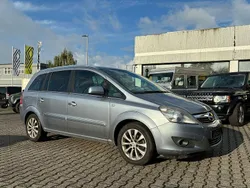 Grau Gebraucht 2010 Opel Zafira Van / Kleinbus | 1.900 € (Guter Preis)