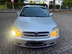 Grau Gebraucht 2004 Opel Vectra Limousine | 1.200 € (Etwas zu teuer)